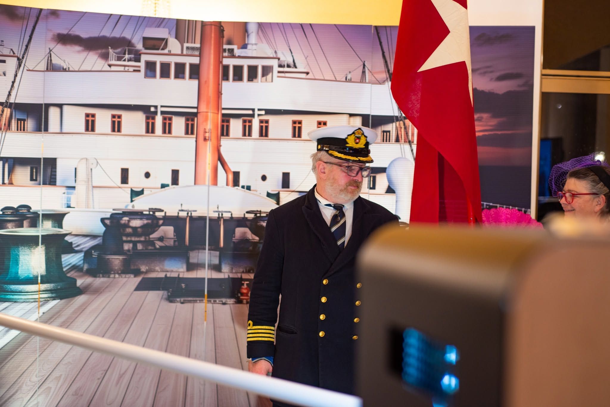 Le capitaine accueille les visiteurs
